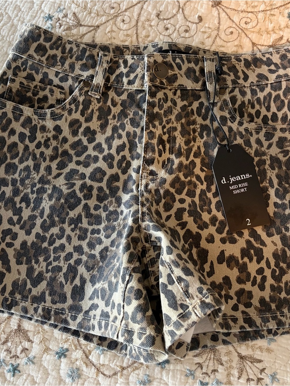 d. jeans Leopard Print Mid Rise Shorts - Tan and Black Women’s Size 2